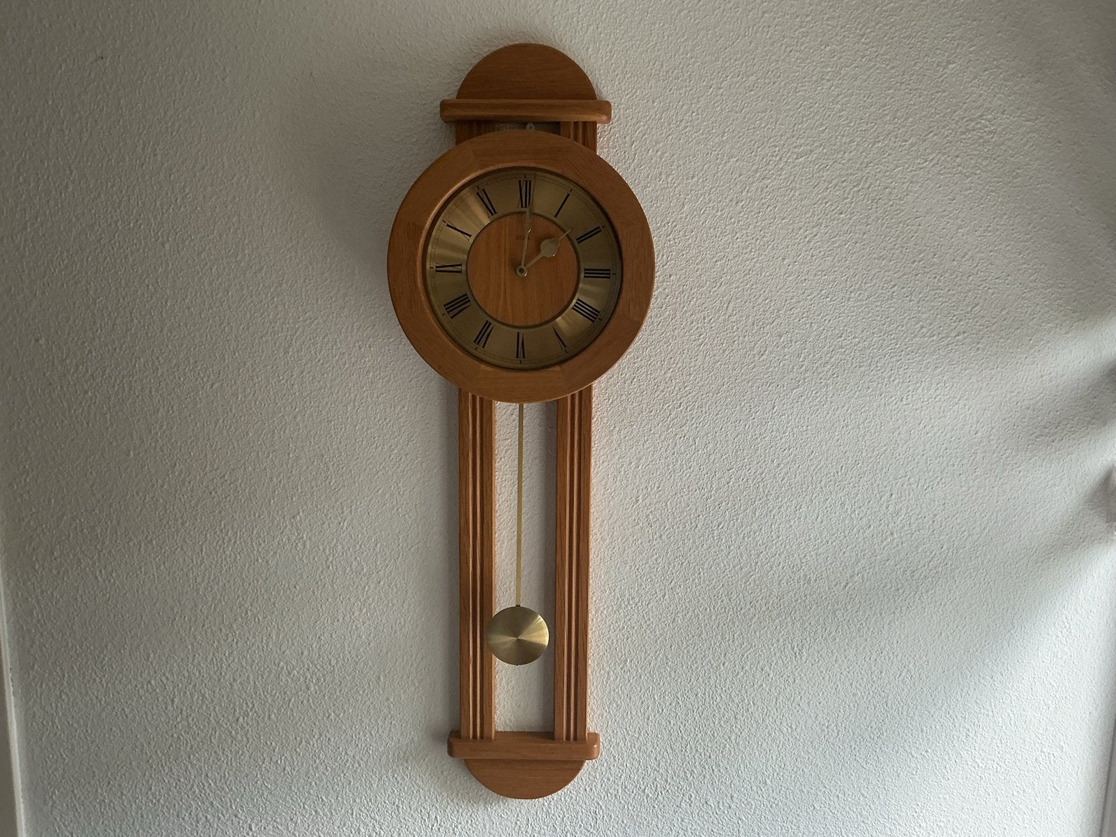 Mooie blank eiken wandklok met slinger, Ophalen of Verzenden, Wandklok