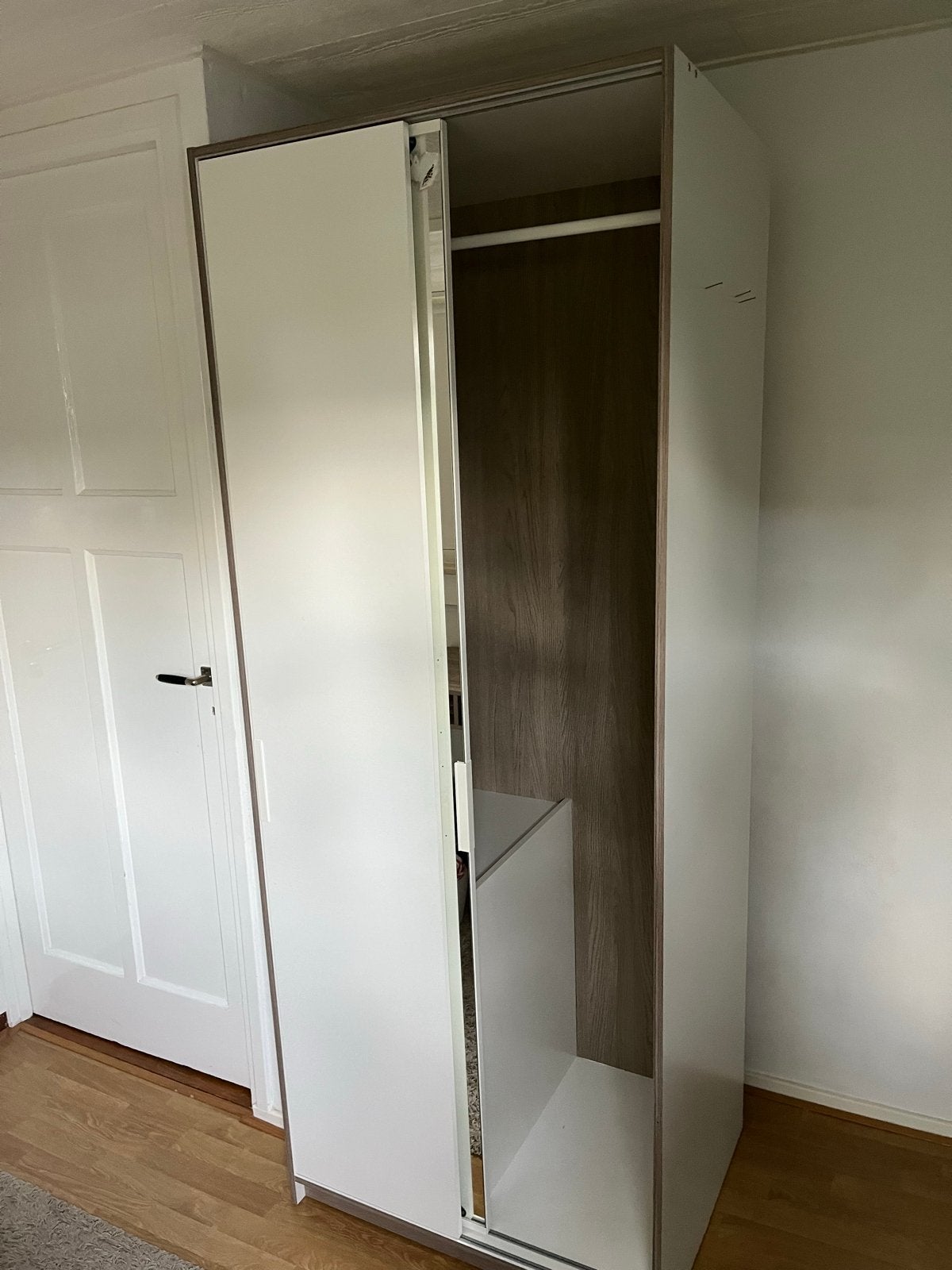 IKEA TRYSSIL kledingkast met schuifdeuren en spiegel, Met plank(en), 100 tot 150 cm, 200 cm of meer, Ophalen of Verzenden
