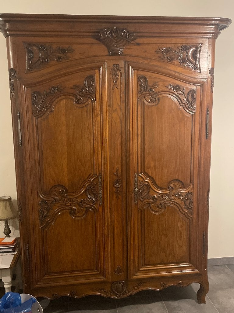 Antieke Normandische bruidskast., Ophalen