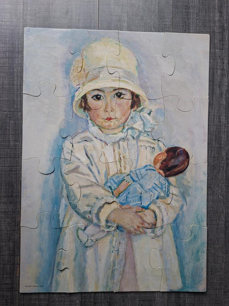 Kinderpuzzel Singer Laren - Meisje met pop (68x48 cm), Ophalen of Verzenden, 10 tot 50 stukjes