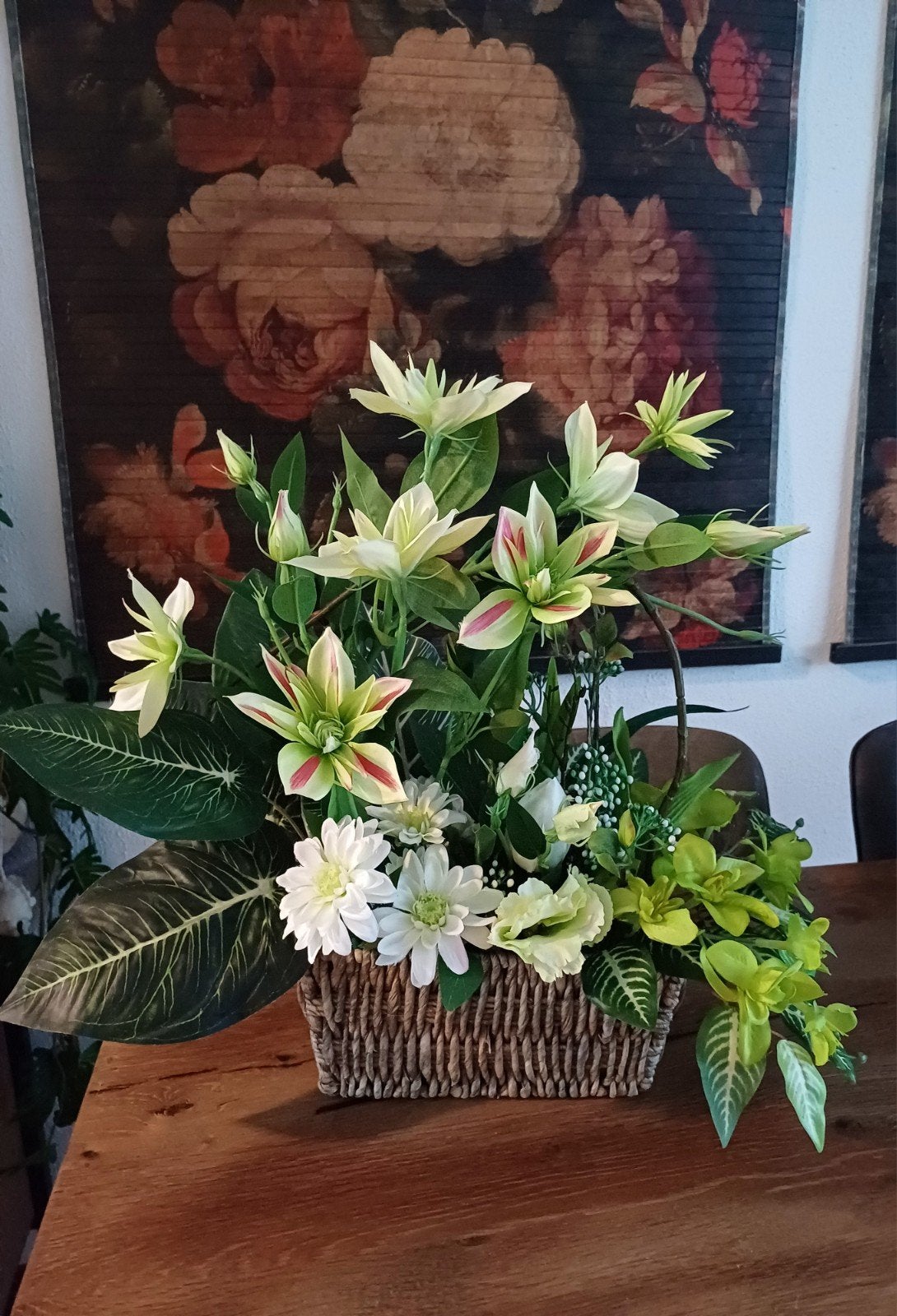 Prachtig zijden bloemstuk in gevlochten mand - 50 cm, Binnen, Met pot of vaas, Ophalen of Verzenden, Meerkleurig