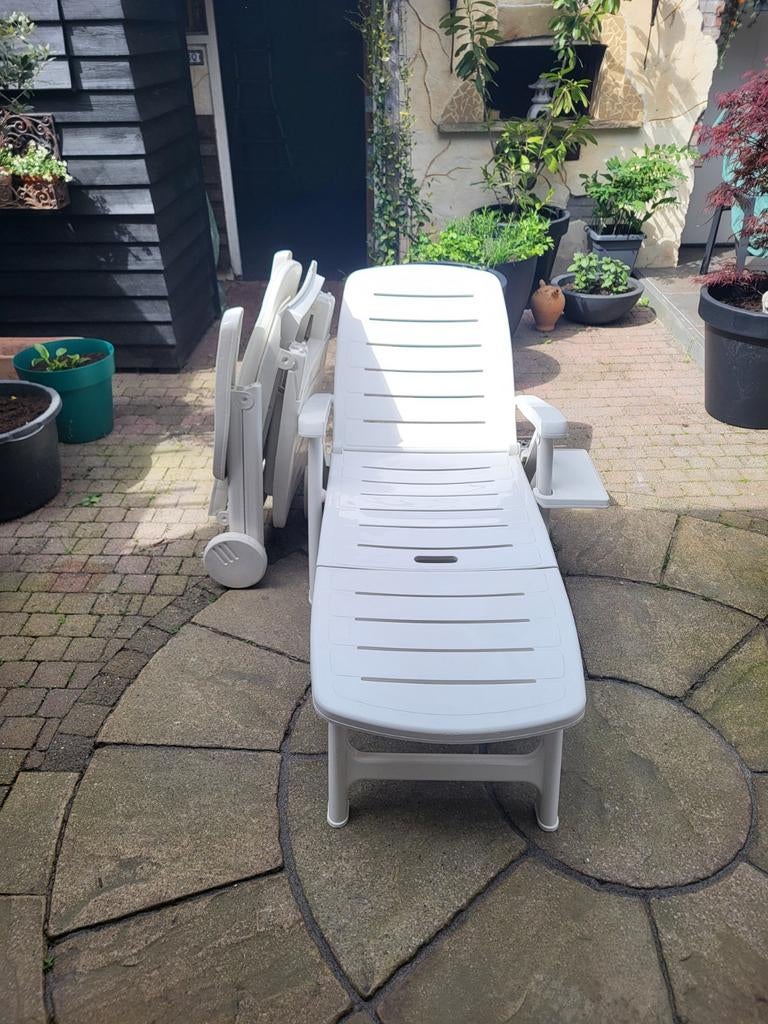 2x Flair ligstoel incl. kussens en zijplankje, Tuin en Terras, Ligbedden, Zo goed als nieuw, Kunststof, Verstelbaar, Verrijdbaar
