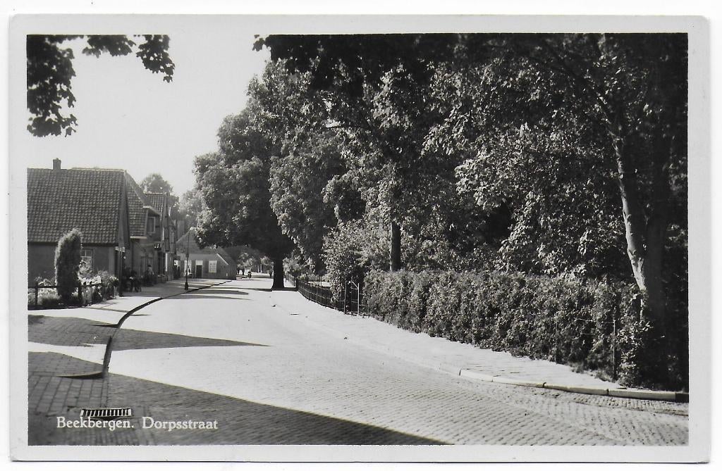 Beekbergen Dorpsstraat ongelopen ansichtkaart ( B7224 ), Ophalen of Verzenden, 1960 tot 1980, Ongelopen, Gelderland