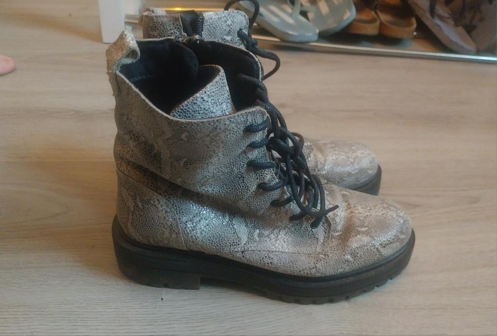 Leuke boots slangenprint maat 38, Zwart, Lage of Enkellaarzen, Ophalen of Verzenden, Gedragen