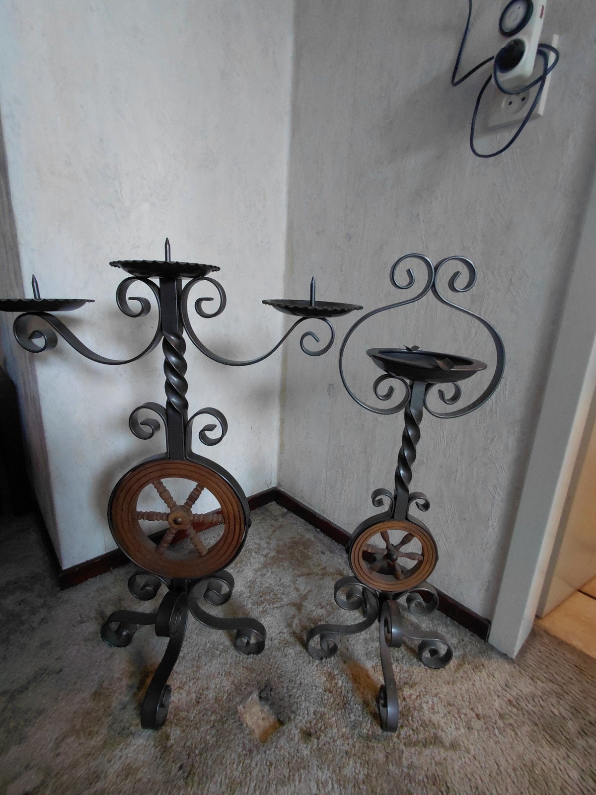 Set van smeedijzeren kandelaar en asbak met houten wiel, Antiek en Kunst, Ophalen, Overige materialen