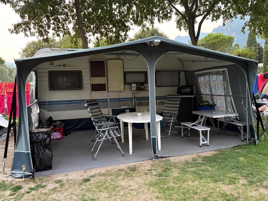 Hobby Excellent – bouwjaar 2000 – mover, voortent en luifel, 2 aparte bedden, Rondzit, Hobby, Particulier