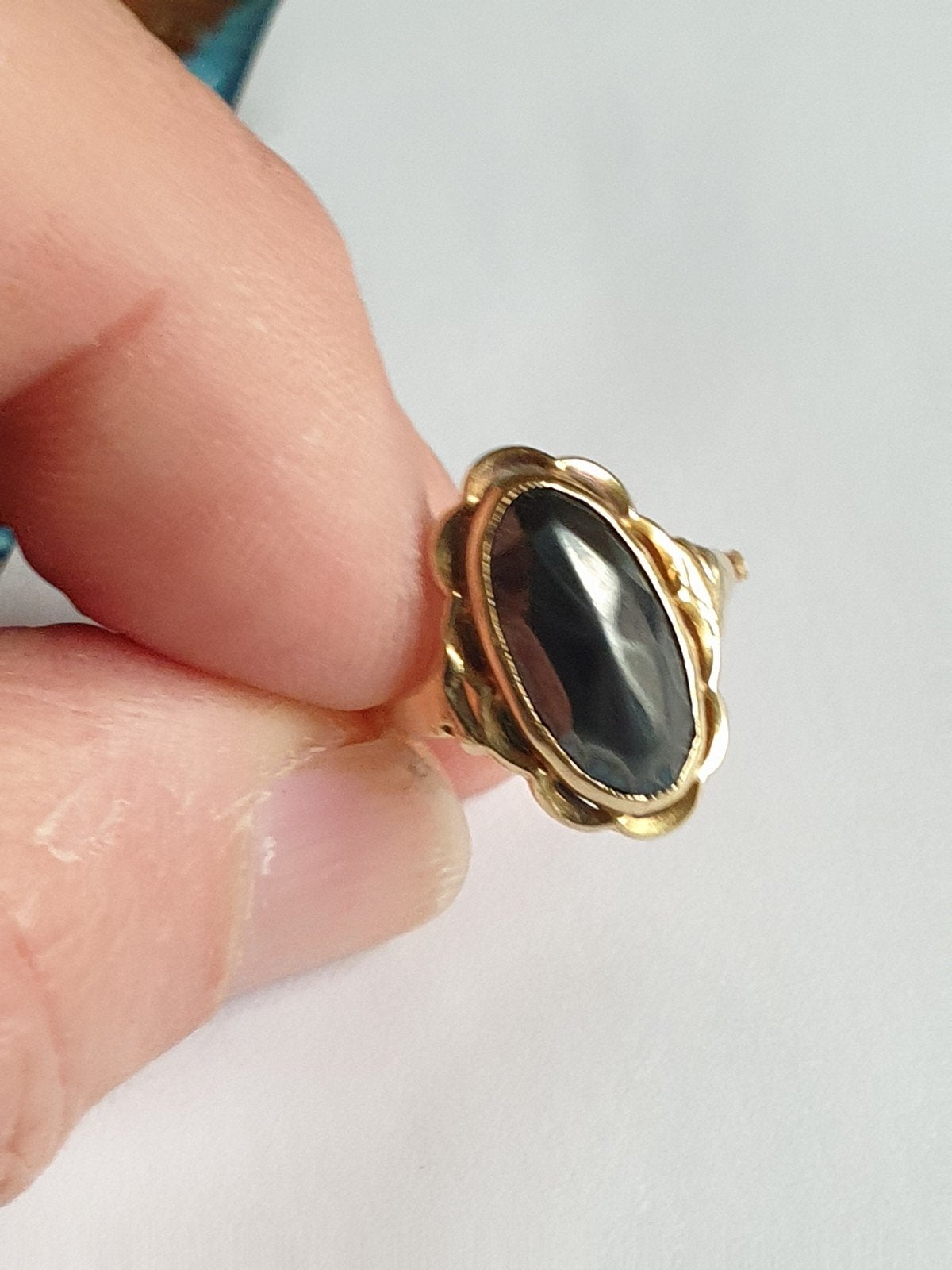 Antiek ringetje, 14 kt met zwarte steen. (Z1), Sieraden, Tassen en Uiterlijk, Antieke sieraden, Ophalen of Verzenden, Goud, Ring
