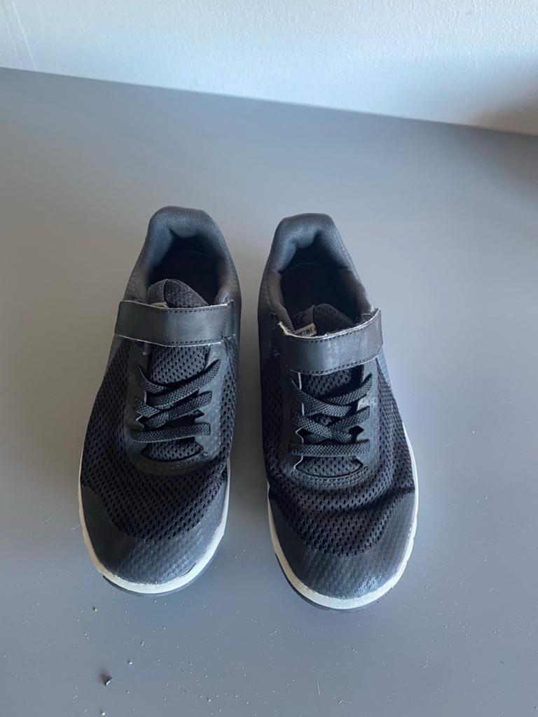 Nike sportschoenen maat 33.5 - Nog steeds bruikbaar!, Ophalen of Verzenden, Gebruikt, Jongen of Meisje, Sportschoenen