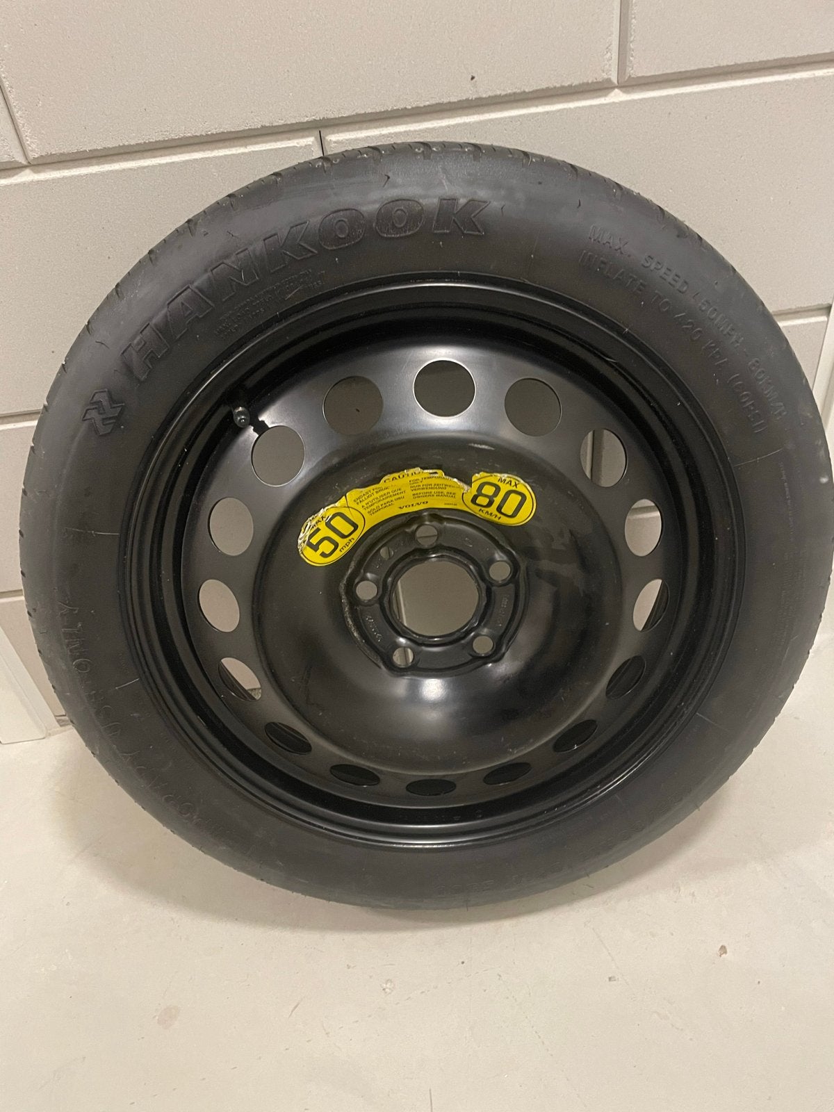 Volvo thuiskomer 17 inch met krik - Hankook T125/80R17, Ophalen, Gebruikt