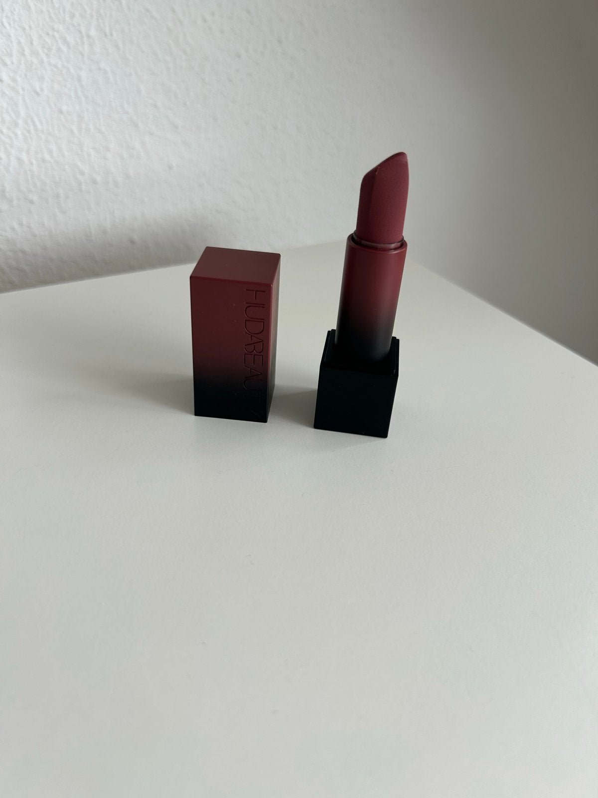 Huda Beauty Power Bullet Lipstick - Third Date, Lippen, Ophalen of Verzenden, Zo goed als nieuw, Make-up