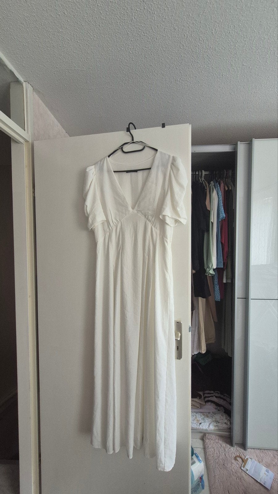 Witte midi jurk met pofmouwtjes, Maat 38/40 (M), Ophalen of Verzenden, Zo goed als nieuw, Onder de knie