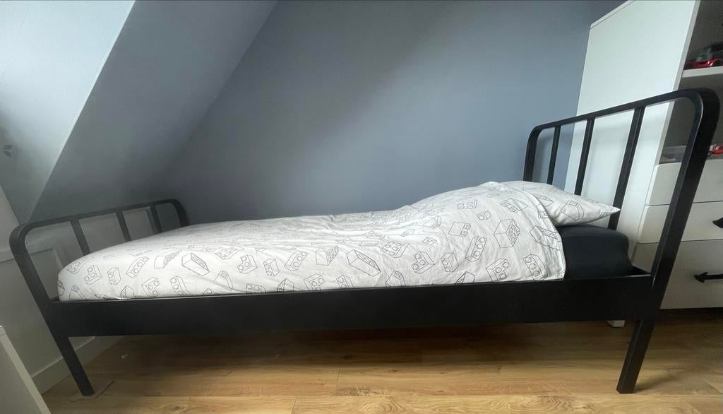 Zwart eenpersoonsbed van Woood Mees 90x200, Ophalen, 85 tot 100 cm, Zo goed als nieuw, Matras