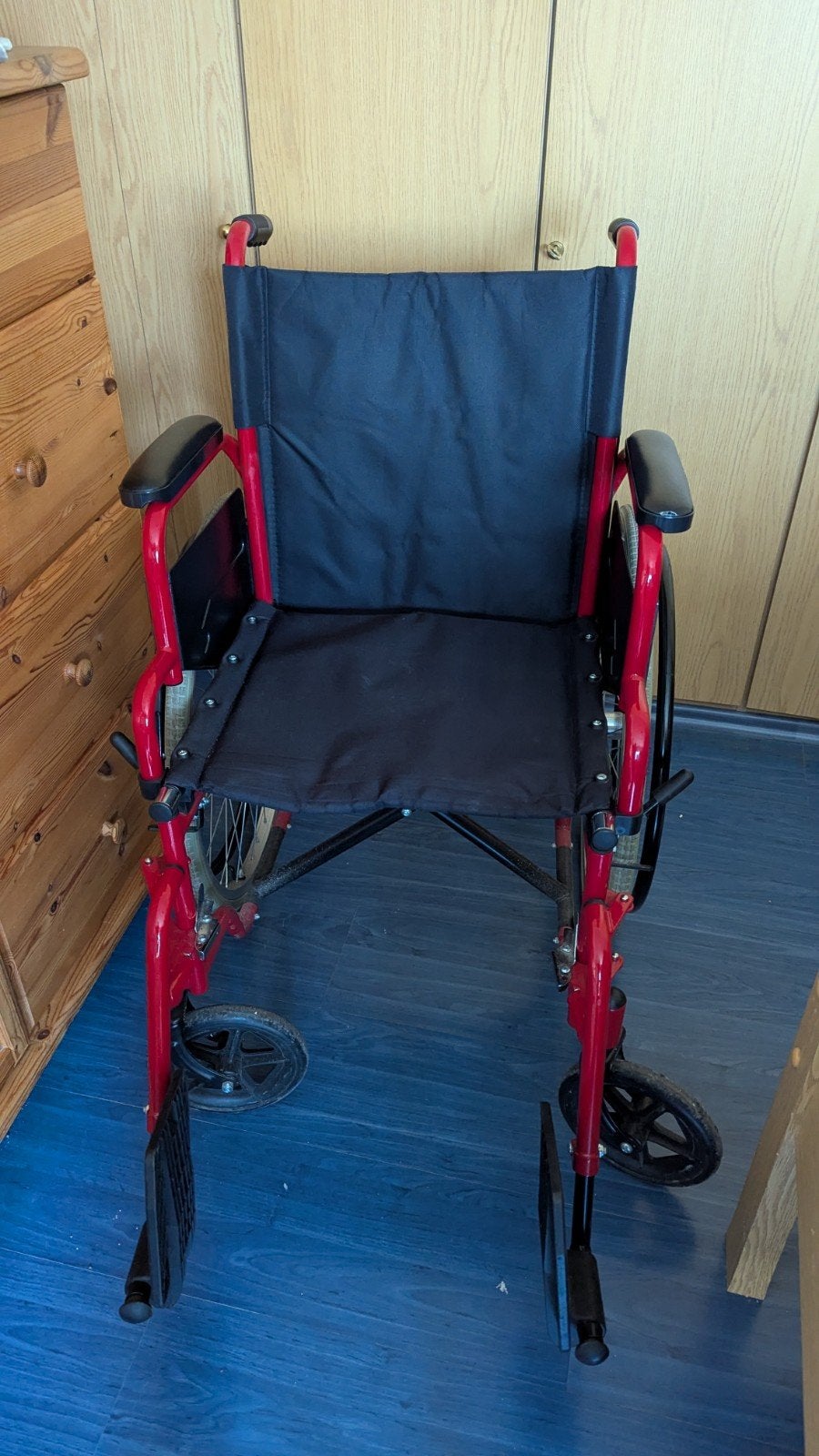 Rode inklapbare rolstoel / transportstoel – Ideaal voor dagj, Ophalen of Verzenden, Inklapbaar, Zo goed als nieuw, Duwrolstoel