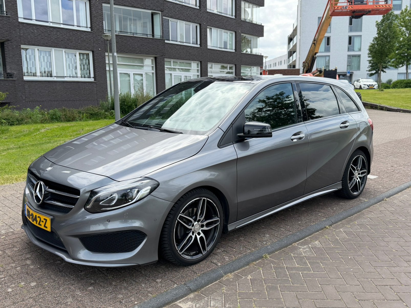 Mercedes-Benz B180 AMG Night Edition + Pano|Navi|LED|Sfeerve, Auto's, Mercedes-Benz, 1325 kg, Zwart, 4 cilinders, 122 pk