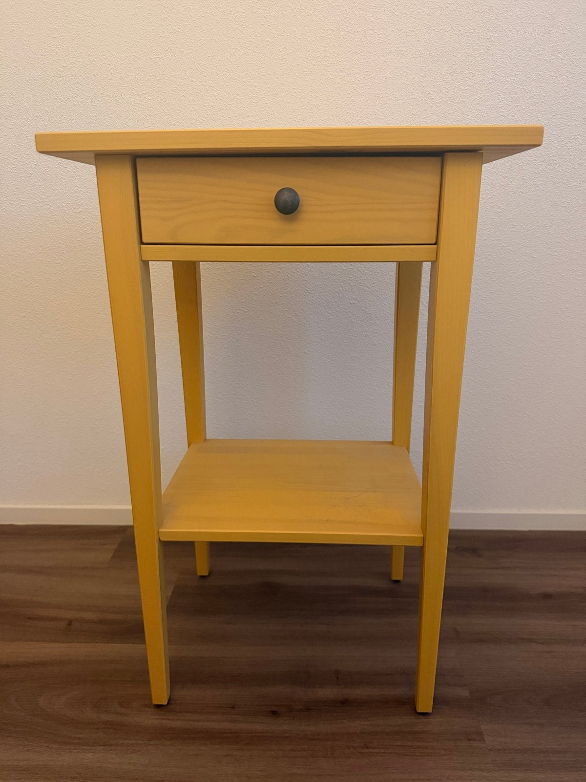 Geel IKEA nachtkastje met lade en plank, Ophalen, Minder dan 55 cm, Zo goed als nieuw, 60 cm of meer