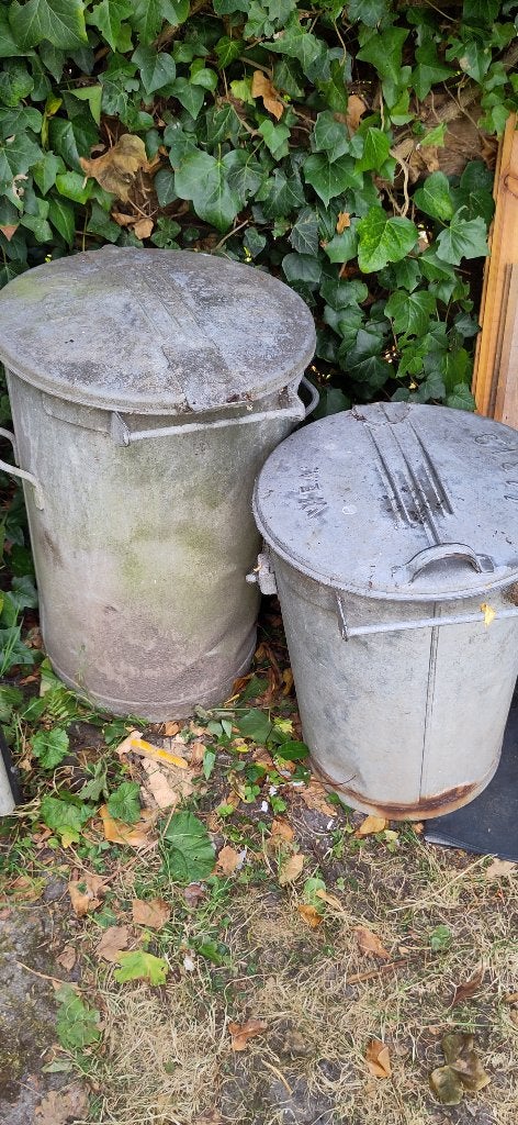 2 oude verzinkte vuilnisbakken, Ophalen