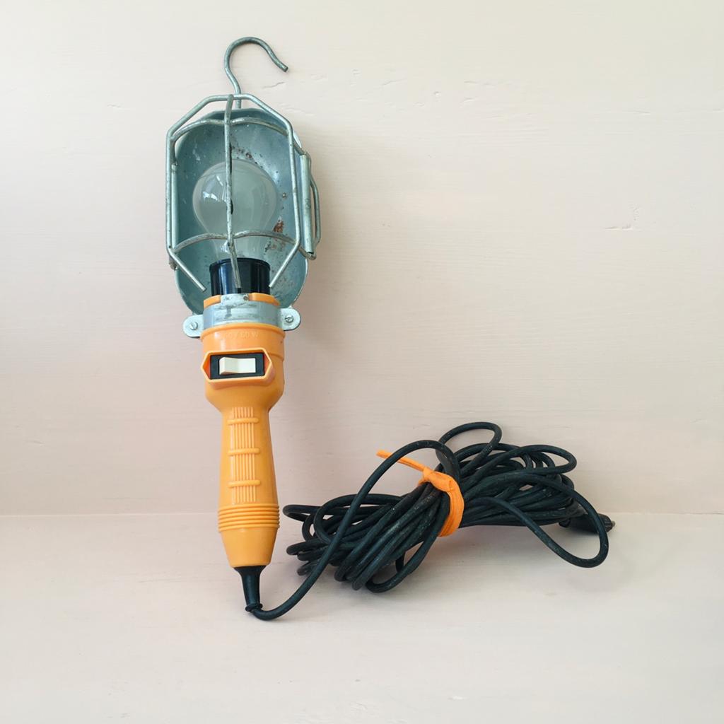 Vintage bouwlamp / looplamp met een zachtoranje handvat, Ophalen of Verzenden, Gebruikt, Minder dan 50 watt, Lamp
