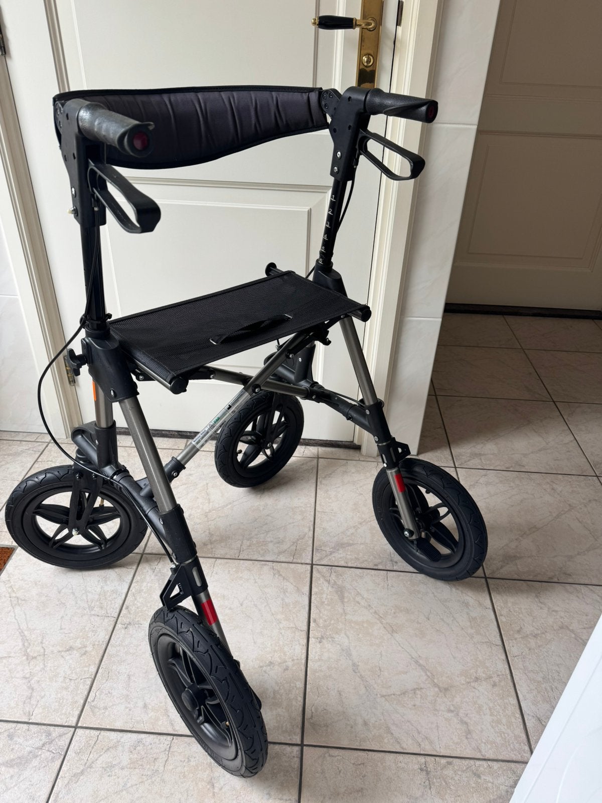 Te koop stevige licht gewicht rollator., Ophalen, Opvouwbaar, Zo goed als nieuw