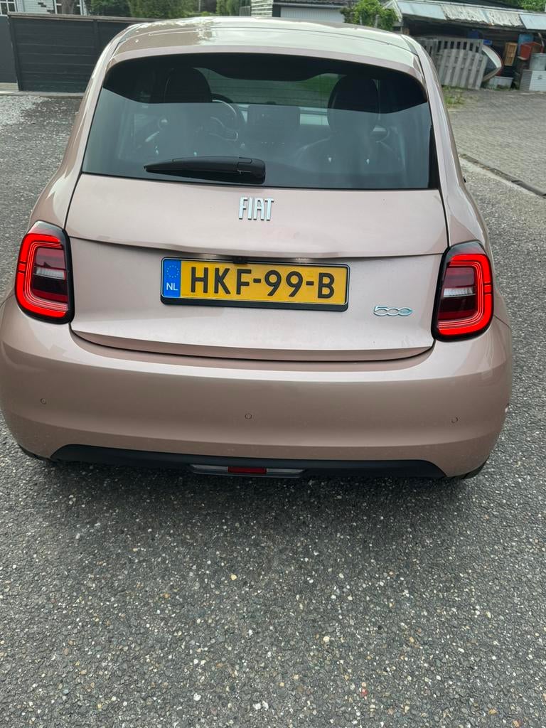 Fiat 500e Urban 42kWh Aut 2025, in nieuw staat, 3100 km, Auto's, Stof, Zwart, Overige kleuren, Origineel Nederlands