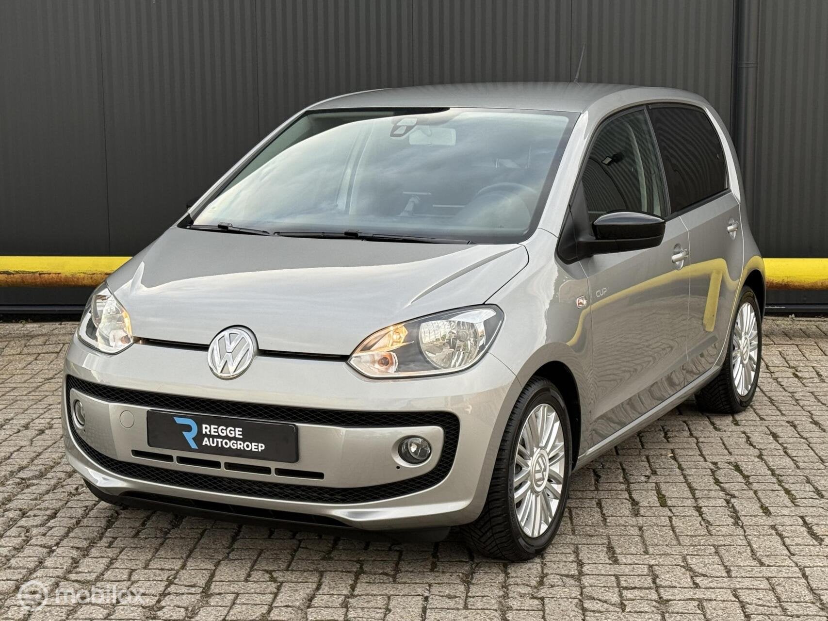 Volkswagen Up! 1.0 high up! CUP STOELVERWARMING | PDC | NAVI, Auto's, Voorwielaandrijving, Gebruikt, Up!, 840 kg