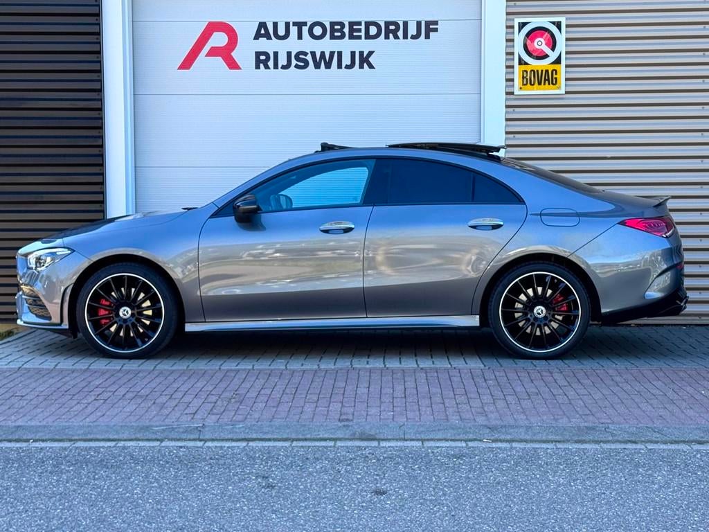 Mercedes-Benz CLA-klasse 250 e AMG 45s Pano/360/Sfeer/Leer, Auto's, Mercedes-Benz, 4 cilinders, Bedrijf, Sedan, Zilver of Grijs