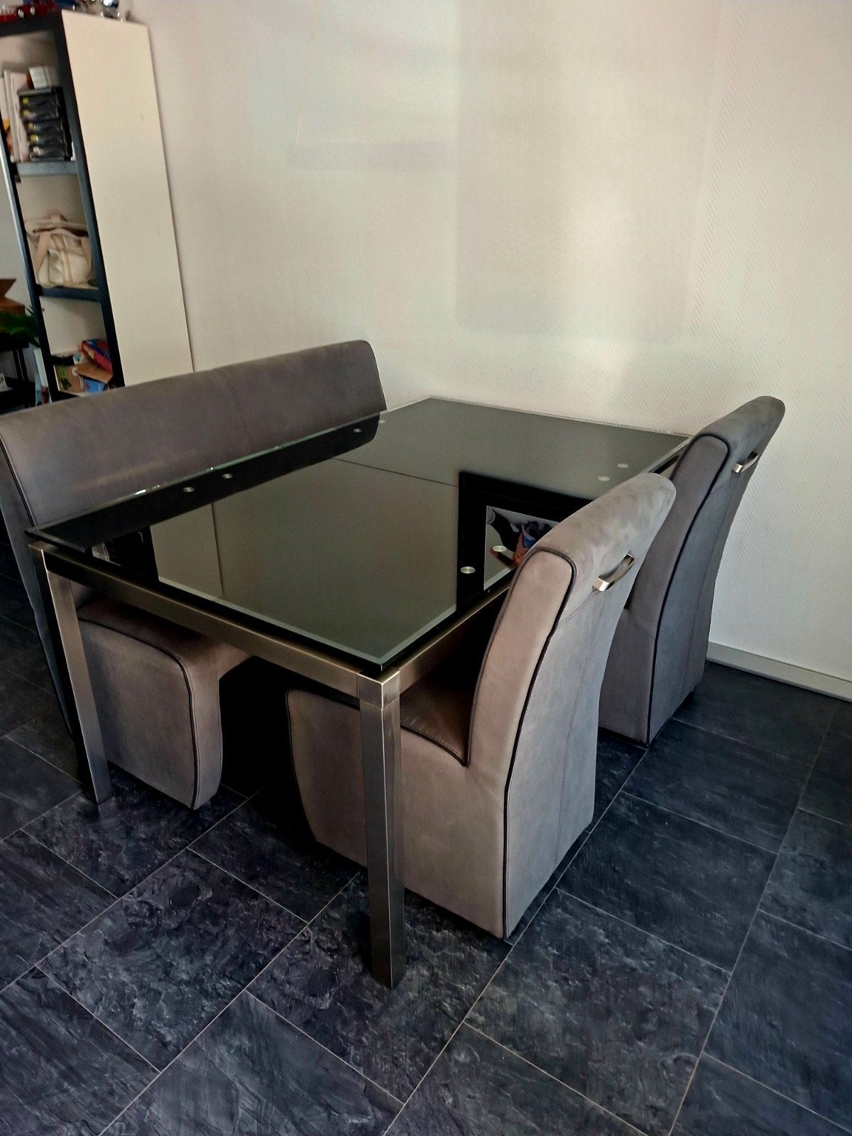Grijze eetkamerset: 2 stoelen en eetkamerbank, Ophalen, Grijs, Stof, Twee