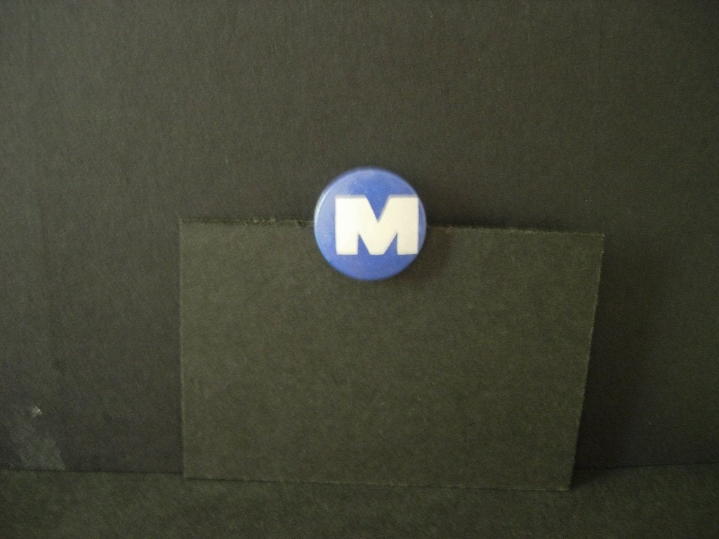 Button van M (melk ???) Bieden, Verzamelen, Speldjes, Pins en Buttons, Verzenden, Zo goed als nieuw, Merk, Button