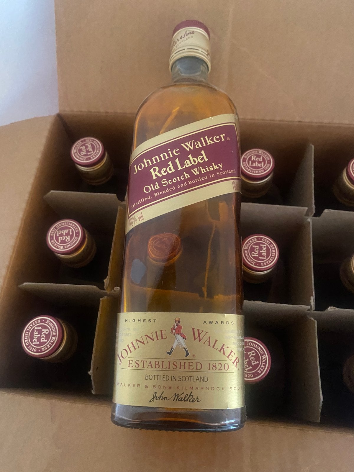 GTST rekwisieten: 11 Johnnie Walker whisky flessen in doos, Ophalen of Verzenden, Gebruikt, Tv, Gebruiksvoorwerp