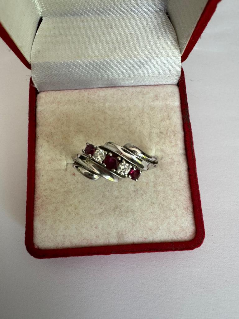 14 KRT.WIT GOUDEN RING MET DIAMANTEN EN ROBIJNEN, Wit, Ophalen of Verzenden, Zo goed als nieuw, 17 tot 18