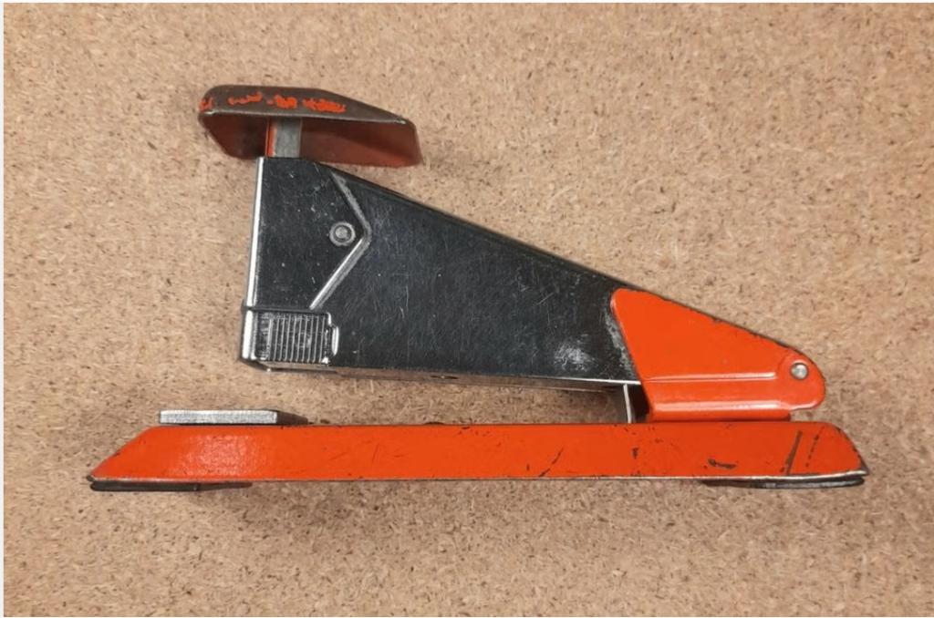 Vintage Rapid Nietmachine oranje gebruikt., Antiek en Kunst, Antiek | Kantoor en Zakelijk, Ophalen of Verzenden