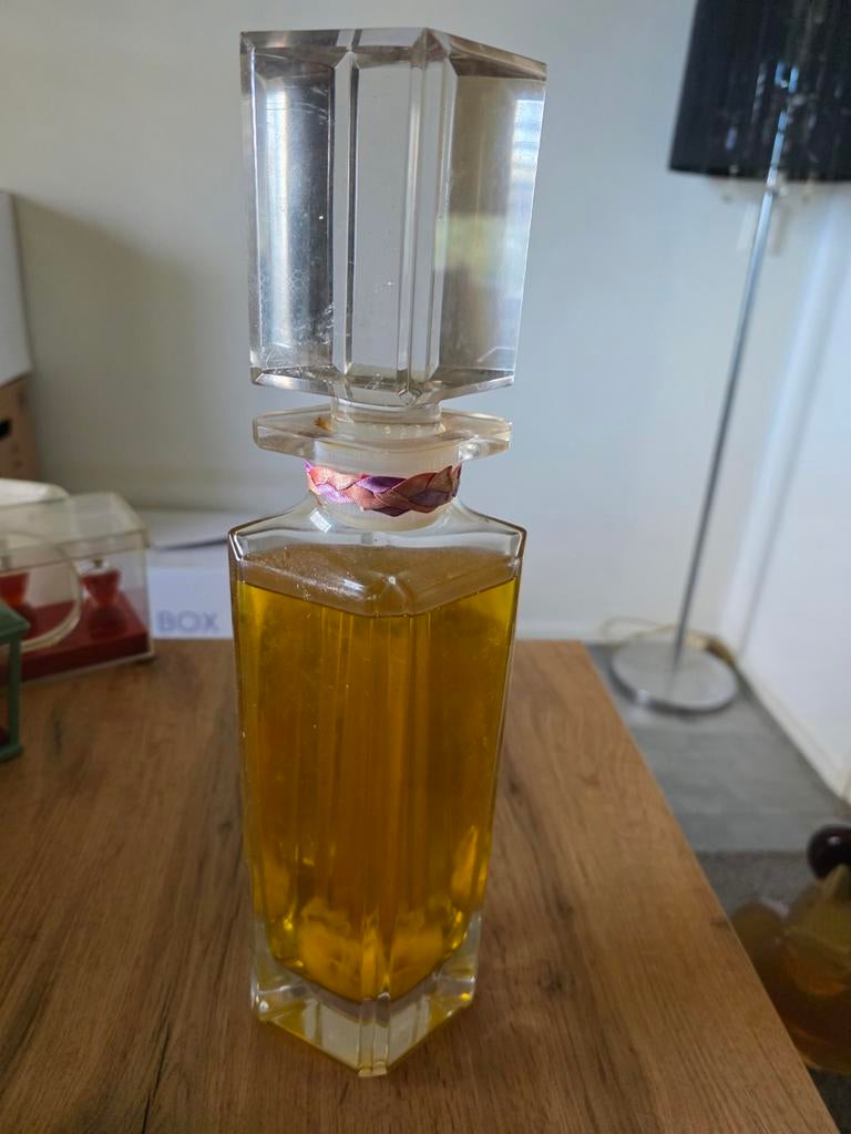 Giorgio Beverly Hills Red Factice, Verzamelen, Parfumverzamelingen, Ophalen of Verzenden, Parfumfles, Gevuld