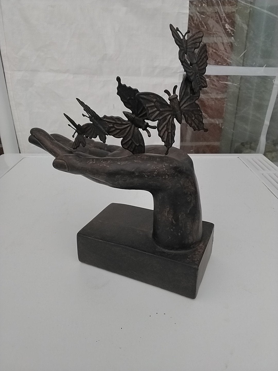 Decoratief beeld 'Hand met vlinders' - MGO, Overige onderwerpen, Weerbestendig, Ophalen of Verzenden, 20 - 50 cm