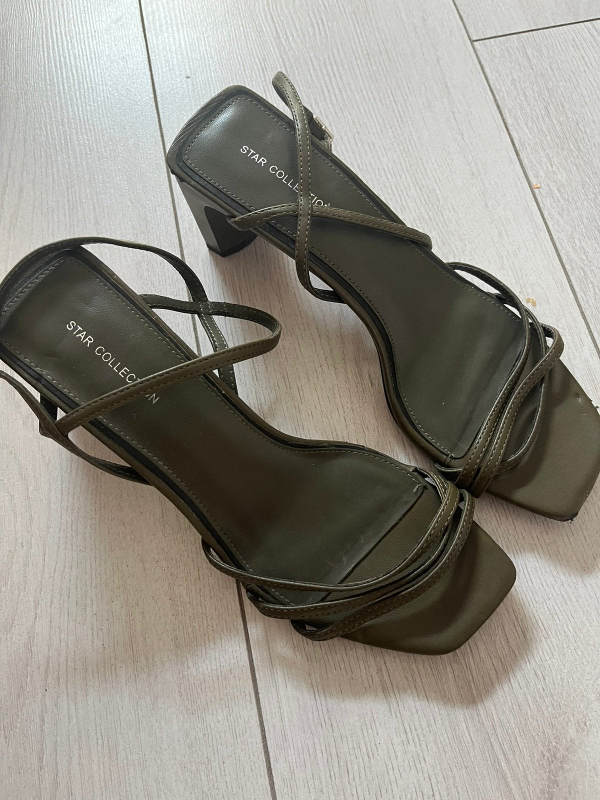 Legergroen sandaaltjes, Kleding | Dames, Schoenen, Ophalen of Verzenden, Zo goed als nieuw, Groen, Sandalen of Muiltjes