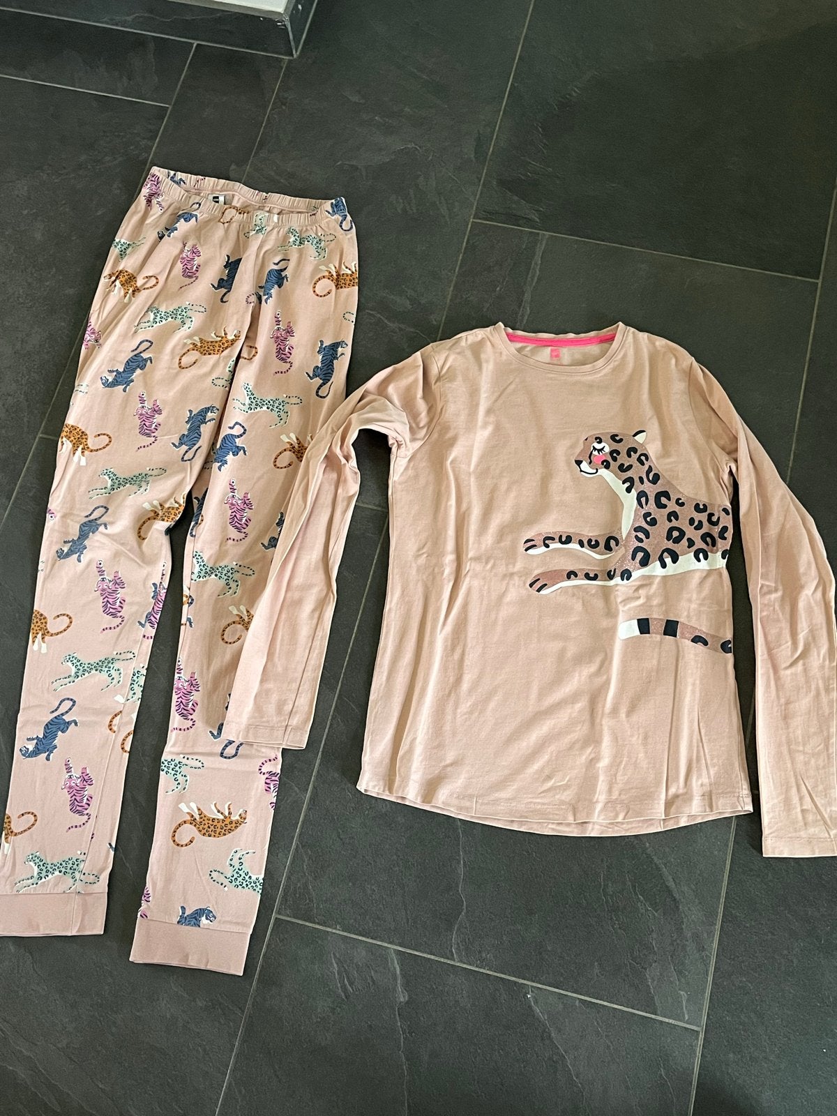 Hema Pyjama met luipaardprint - Maat 158/164, Kinderen en Baby's, Kinderkleding | Maat 158, Ophalen of Verzenden, Zo goed als nieuw