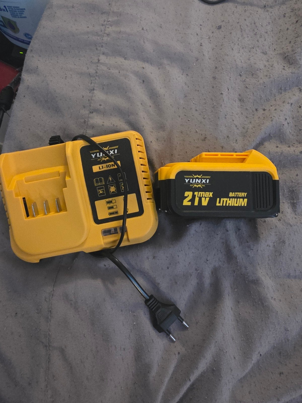 Yunxi 21V Lithium Accu en Oplader Set, Ophalen of Verzenden, Gebruikt