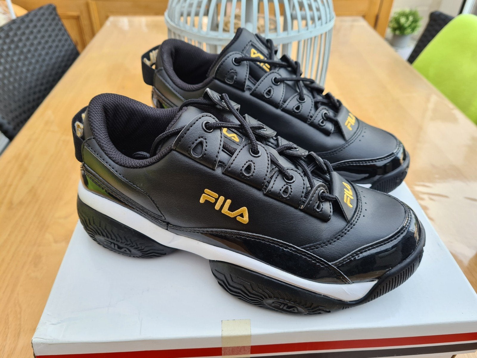 NIEUW Zwart Gouden Fila Disrupters Limited mt 41, Ophalen, Nieuw, Zwart, Sneakers of Gympen