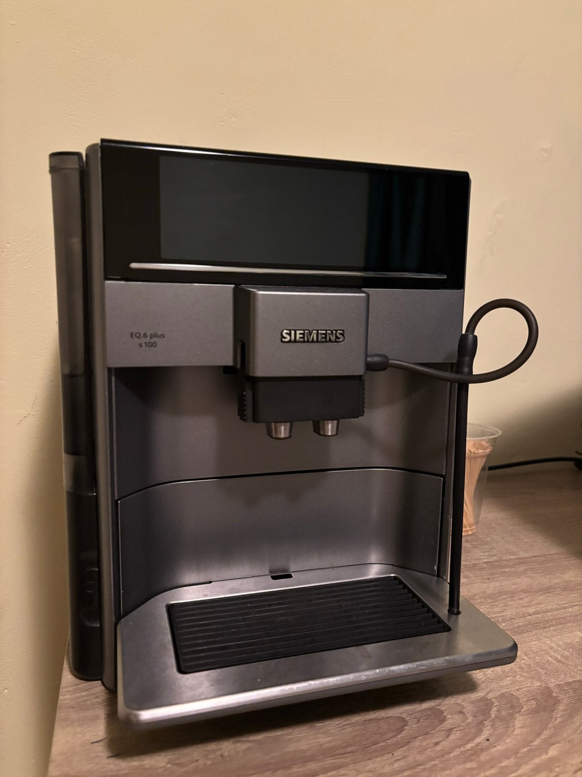 Siemens EQ.6 Plus s100 volautomatische espressomachine, Afneembaar waterreservoir, Espresso apparaat, 10 kopjes of meer, Zo goed als nieuw