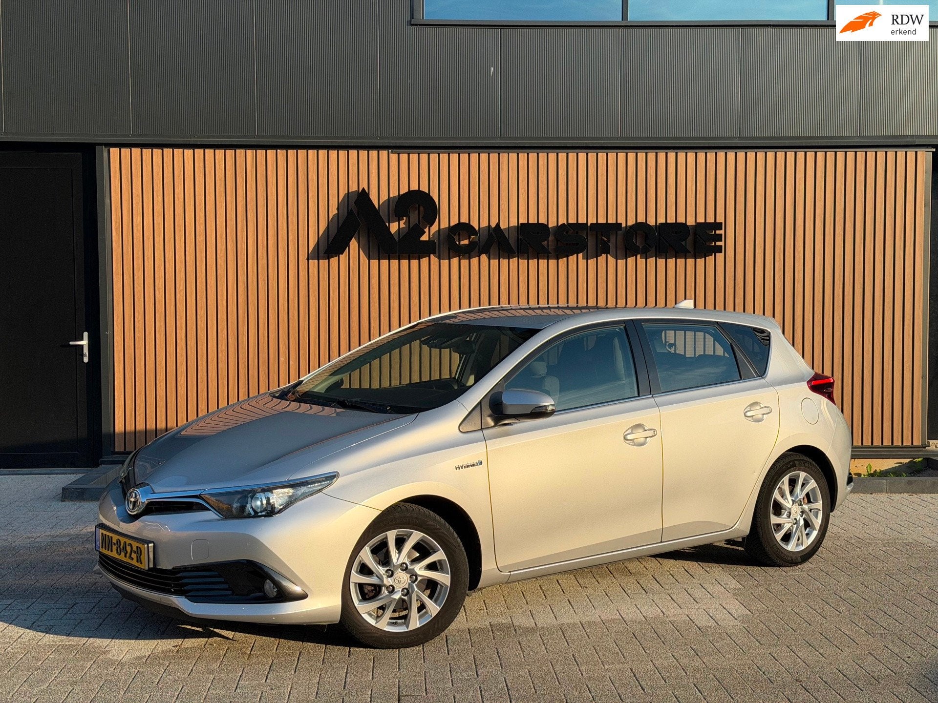 Toyota Auris 1.8 Hybrid Dynamic NAVI CAMERA XENON NETTE AUTO, Gebruikt, 4 cilinders, Bedrijf, Auris