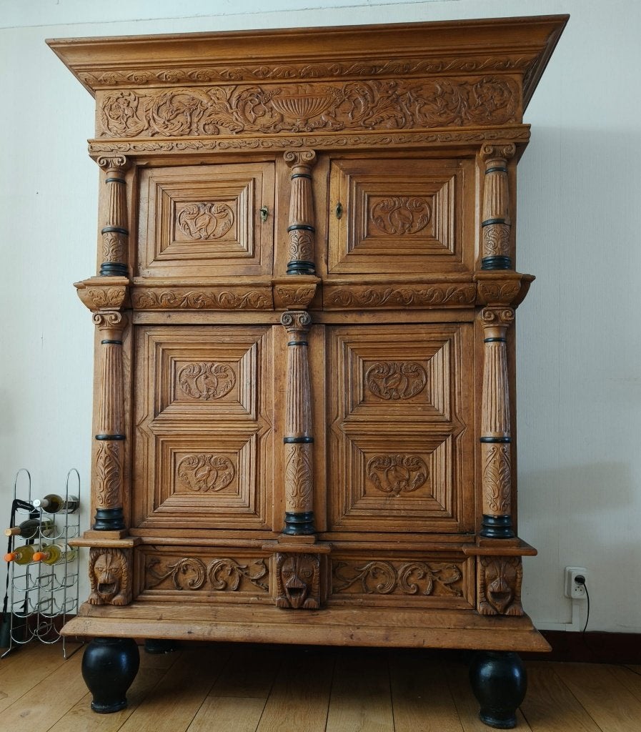 Eikenhouten Kast met Rijkelijk Snijwerk, Ophalen