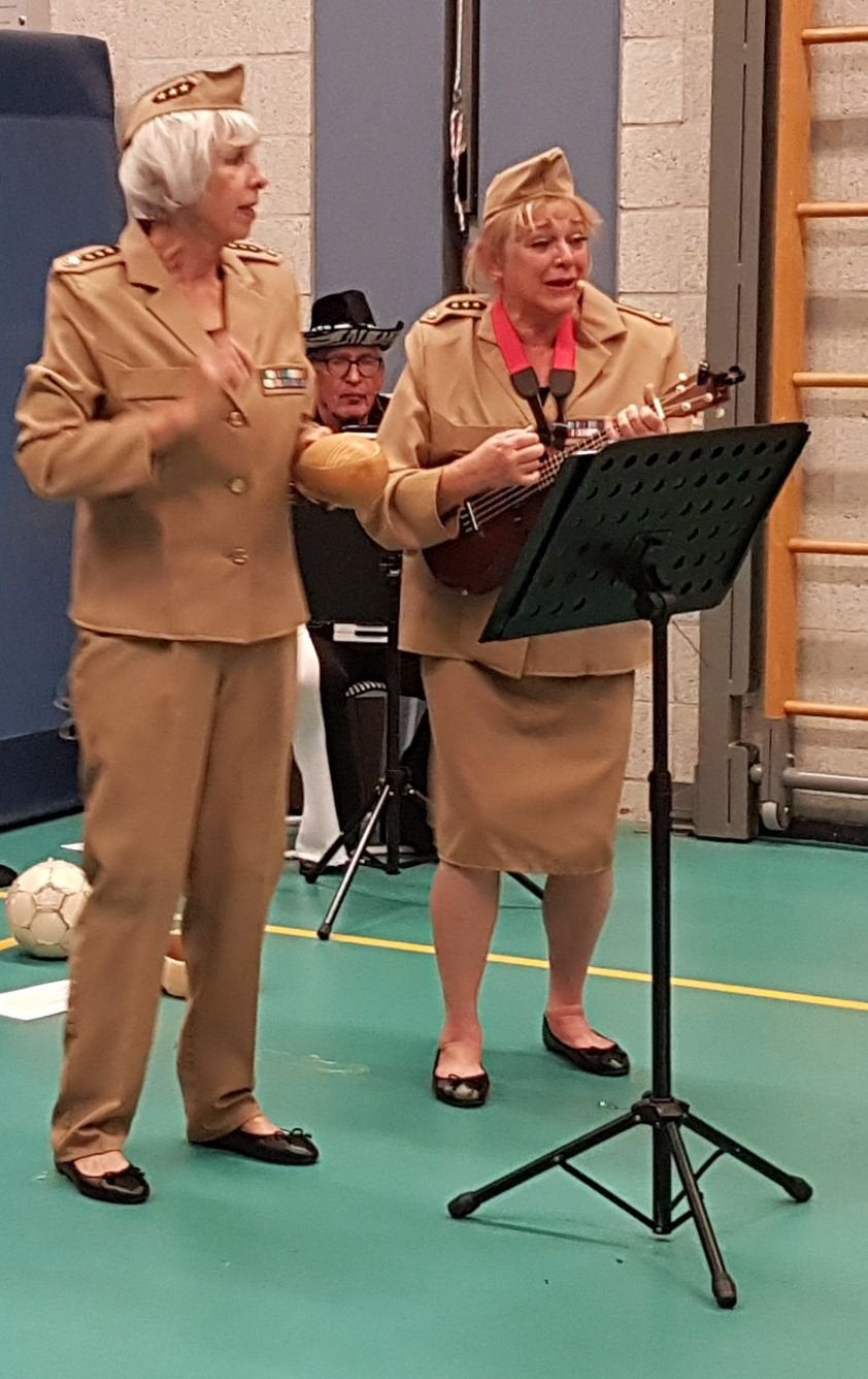 2x dames en 2x herenpak, Ophalen of Verzenden, Landmacht, Nederland, Kleding of Schoenen