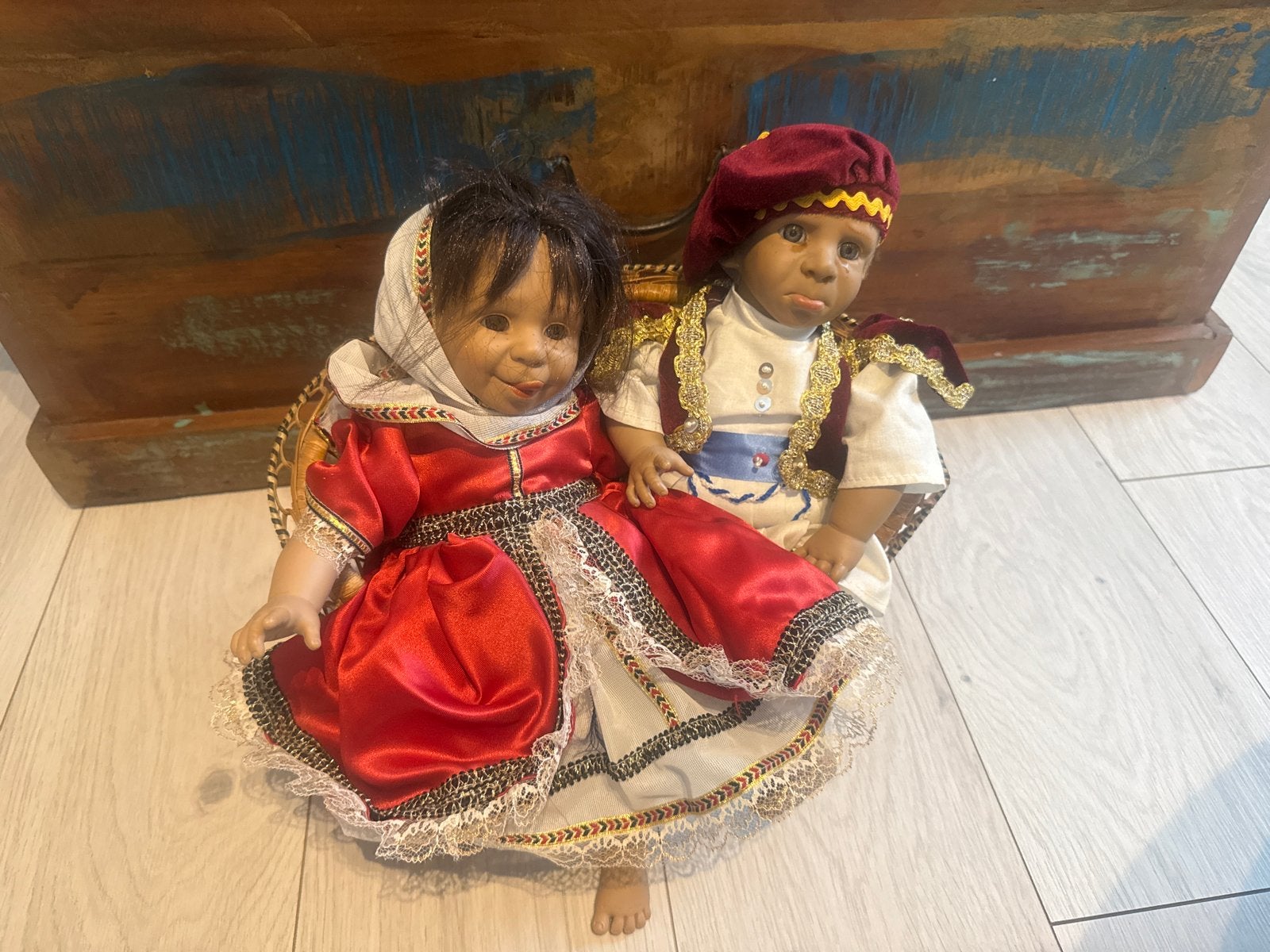 Set van 2 poppen in traditionele kleding, Ophalen of Verzenden, Gebruikt, Overige typen