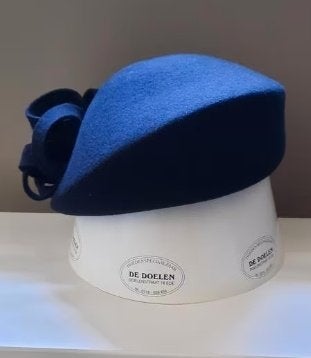 Donkerblauwe vilten winterse dop hoed feestelijk strass, Hoed, Ophalen of Verzenden, Zo goed als nieuw, Rivian