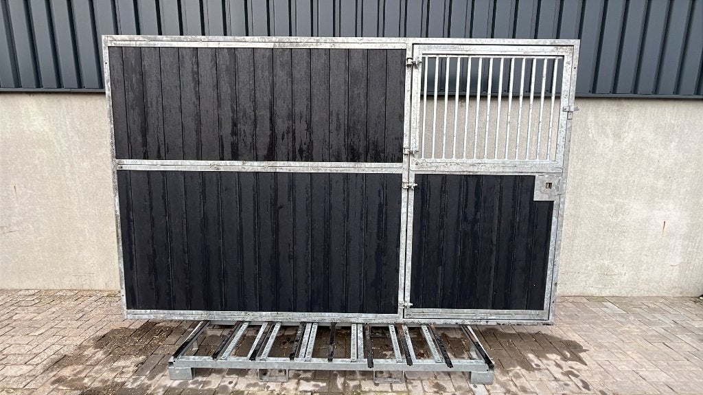 Voorwand met deur | 3.500 x 2.200 mm | nieuwe staat