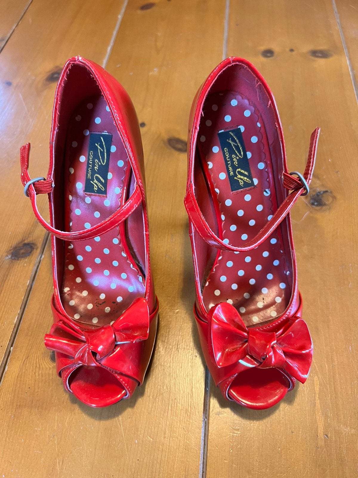 Vintage rode (hoge) pump. Merk: pin up. Maat:38, Kleding | Dames, Ophalen of Verzenden, Zo goed als nieuw, Rood