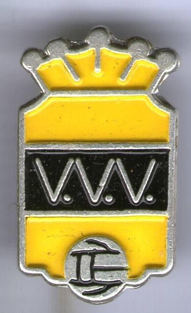 VVV V.V.V. Zilverkleurig voetbal club speldje ( Z_048 ), Verzamelen, Speldjes, Pins en Buttons, Verzenden, Nieuw, Sport, Speldje of Pin