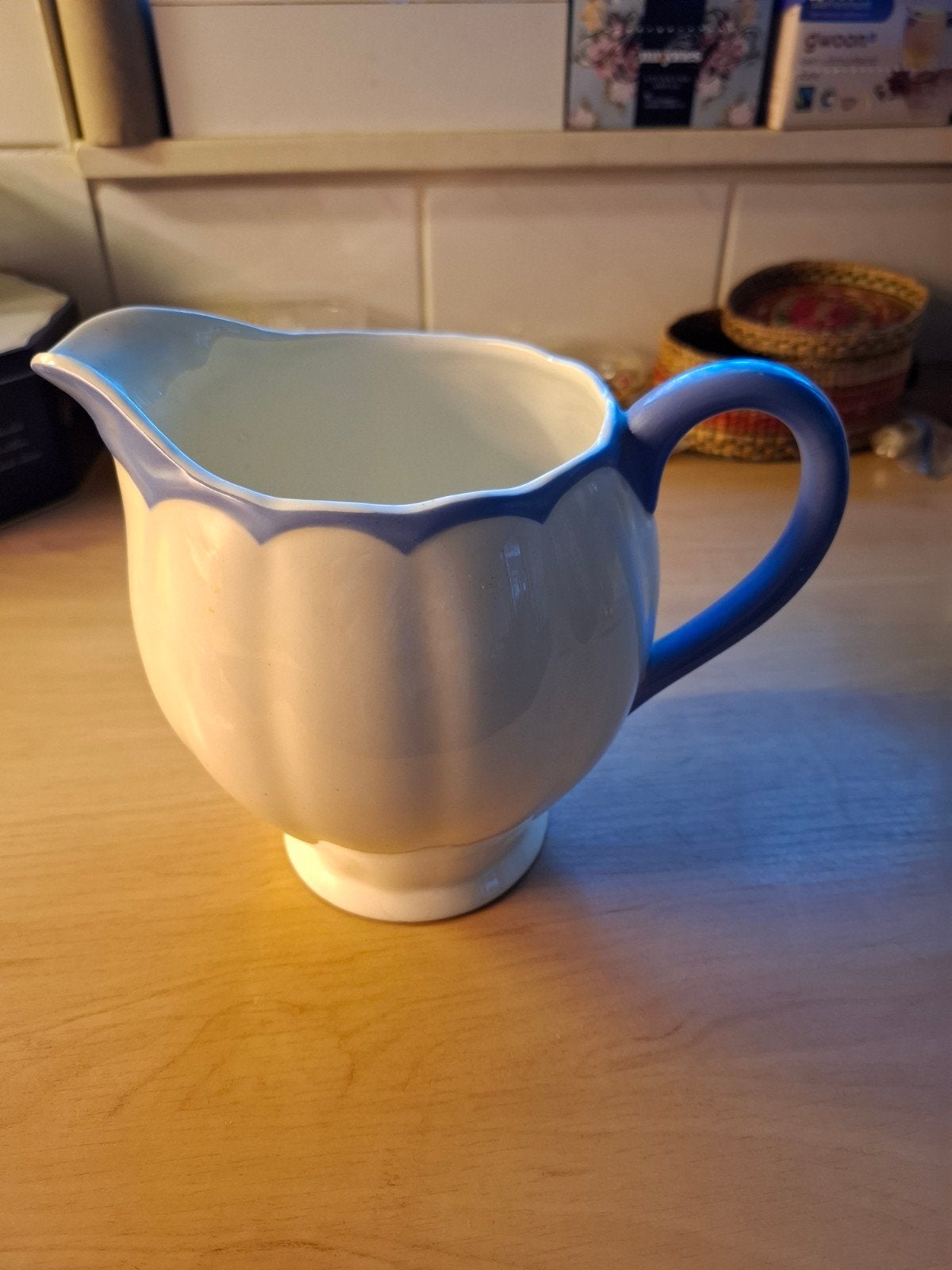 Decoratieve keramische kan met blauw handvat, Ophalen of Verzenden