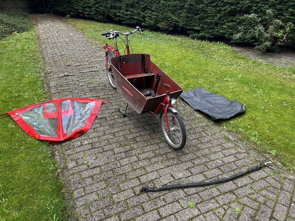 Bakfiets met Maxi-Cosi houder en accessoires