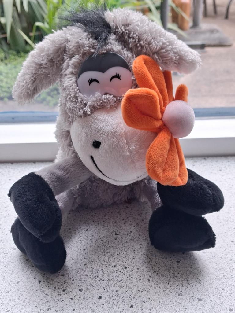 Ezel met oranje bloem in de bek merk Berentoys velours, Overige typen, Grijs, Wasbaar, Ophalen of Verzenden
