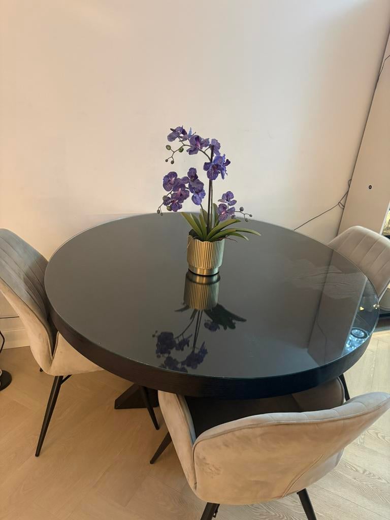 Prachtige zwarte eettafel met visgraatmotief en glasplaat, Huis en Inrichting, Tafels | Eettafels, Ophalen, Gebruikt, 100 tot 150 cm