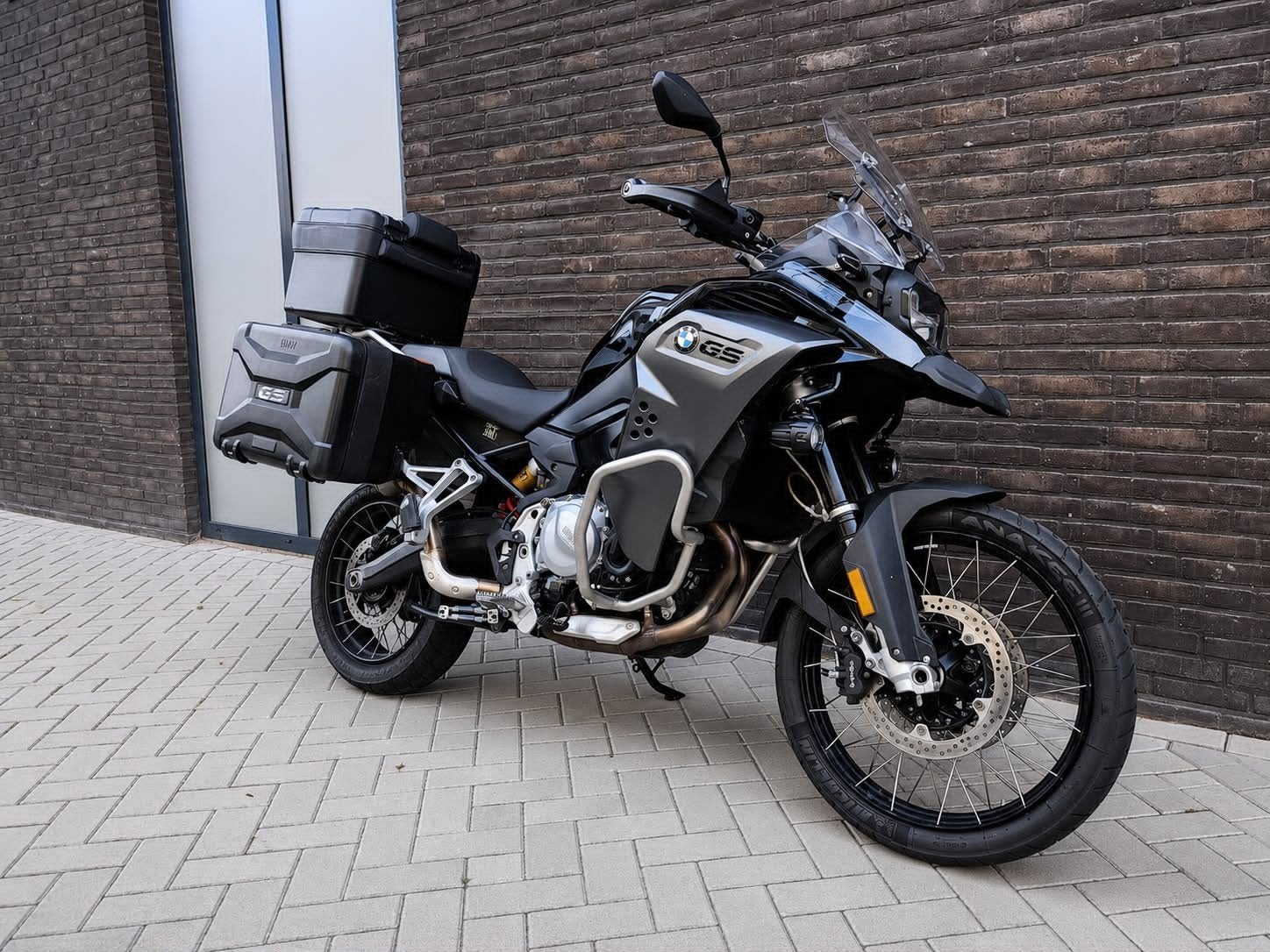 BMW F850GS Adventure Triple Black - Full Option - BTW - Akra, 2 cilinders, Handvatverwarming, Bedrijf, Toermotor